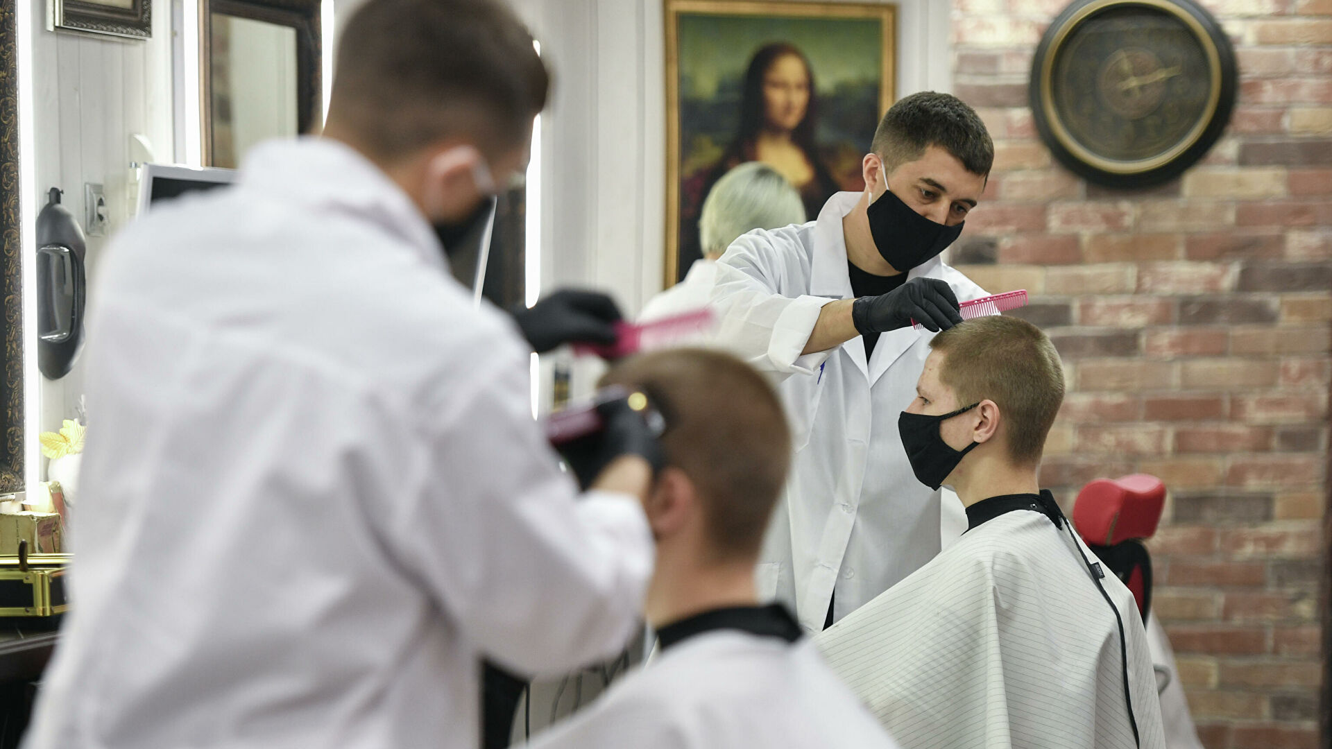 Парикмахер стригет волосы клиентке в одной из парикмахерских в Симферополе - РИА Новости, 1920, 25.02.2021